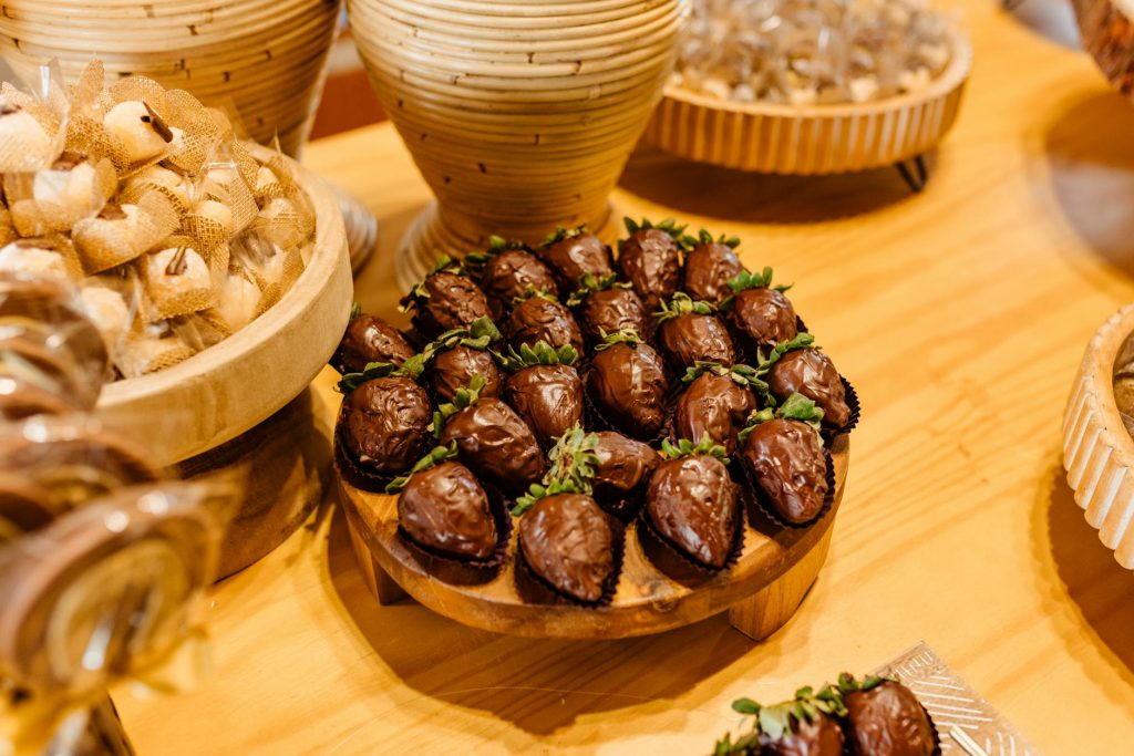 Chocolate-Covered Strawberries Recipe: Effortless and Delicious! Chocolate-covered strawberries beautifully arranged on a wooden platter, perfect for dessert lovers.